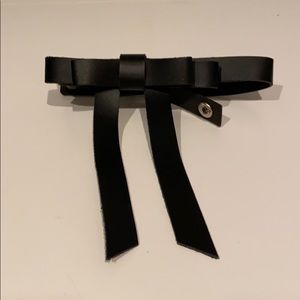 Valfre bow choker